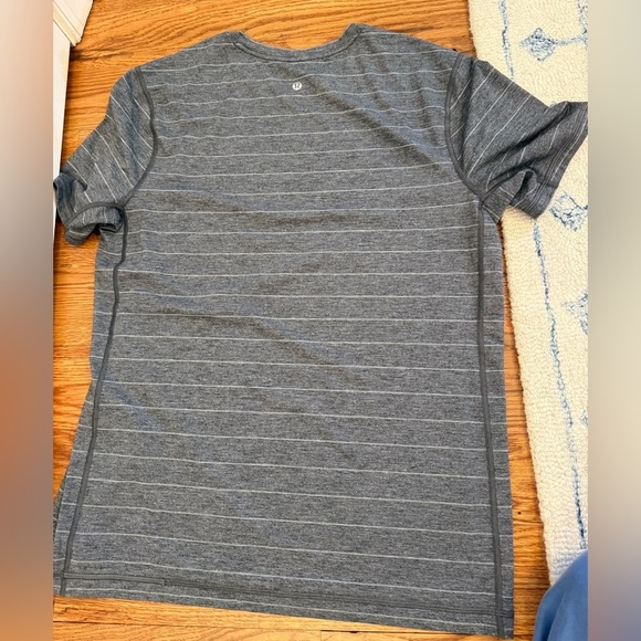 Lululemon Men’s Short Sleeve Shirt Grey with Stripes - Picture 7 of 9